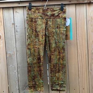Hands to Hearts batik crop leggings in Lattice NWT